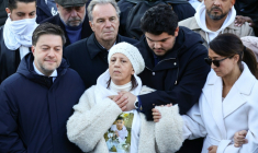 Ouassila Benhamdi, avec son fils Amine Kessaci, lors d'un rassemblement en hommage à son fils Mehdi, tué le 13 novembre, Marseille, le 22 novembre 2025 ( AFP / CLEMENT MAHOUDEAU )