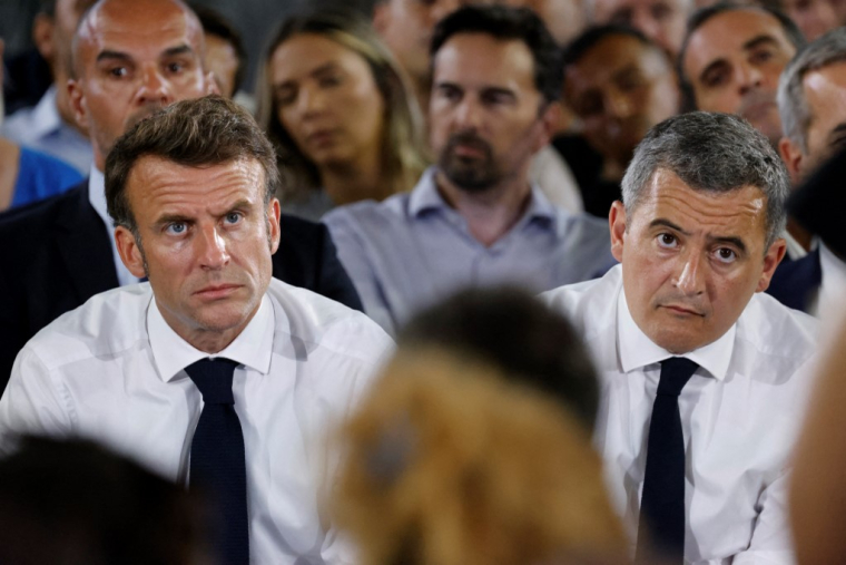 Le président Emmanuel Macron (à gauche) et le ministre de l'Intérieur Gérald Darmanin lors d'une visite à Marseille, le 26 juin 2023. ( POOL / LUDOVIC MARIN )