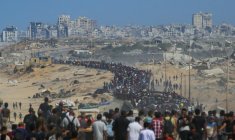 Des Palestiniens marchent le long de la route côtière Al-Rachid dans le centre de la bande de Gaza en direction de la ville de Gaza, dans le nord, le 10 octobre 2025 ( AFP / Bashar TALEB )