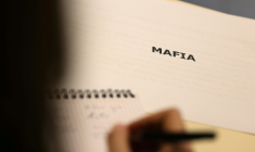 Un journaliste prend des notes au cours de la présentation d'un parcours pédagogique inédit de sensibilisation de collégiens aux pratiques mafieuses, à Ajaccio, le 16 décembre 2025 ( AFP / Pascal POCHARD-CASABIANCA )