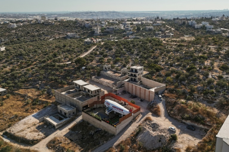 Vue aérienne d'un gîte touristique construit en forme d'avion à Qaffin, dans le nord de la Cisjordanie occupée, le 2 juillet 2025 ( AFP / John WESSELS )