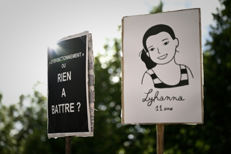 Une pancarte représentant la collégienne Lyhanna (d) lors d'une manifestation devant le palais de justice pour réclamer de nouvelles lois sur la protection de l'enfance, le 8 juin 2026 à Bordeaux, en Girdonde ( AFP / Philippe LOPEZ )