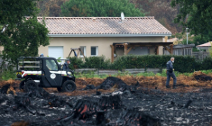 Des démineurs après la découverte d'obus datant de la Seconde Guerre mondiale dans un quartier du Porge en Gironde, le 3 août 2026 ( AFP / ROMAIN PERROCHEAU )