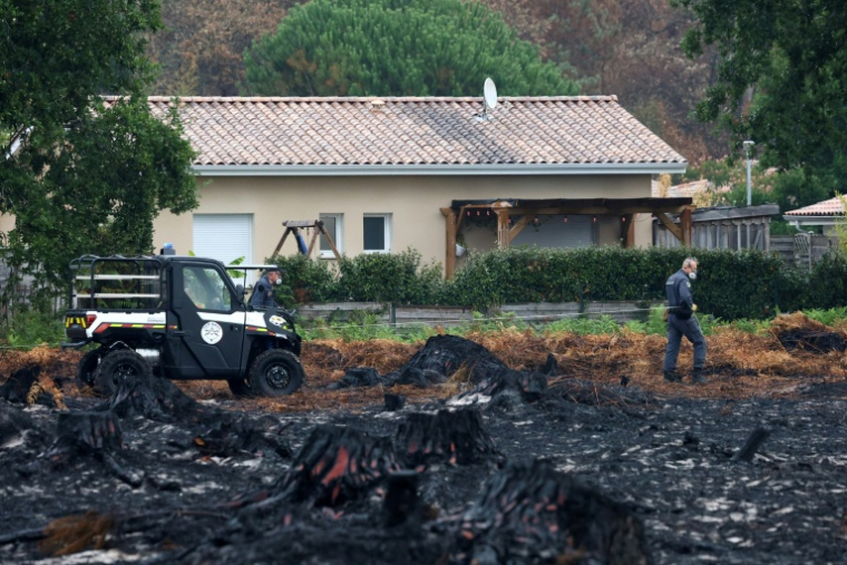 Des démineurs après la découverte d'obus datant de la Seconde Guerre mondiale dans un quartier du Porge en Gironde, le 3 août 2026 ( AFP / ROMAIN PERROCHEAU )