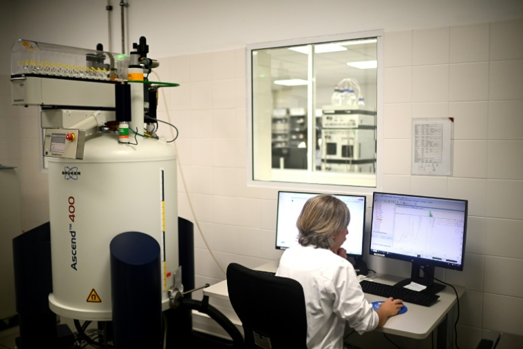 Une technicienne travaille dans le laboratoire d'analyses de l'entreprise Famille Michaud Apiculteurs, le 12 juin 2025 à Gan, dans les Pyrénées-Atlantiques ( AFP / Christophe ARCHAMBAULT )