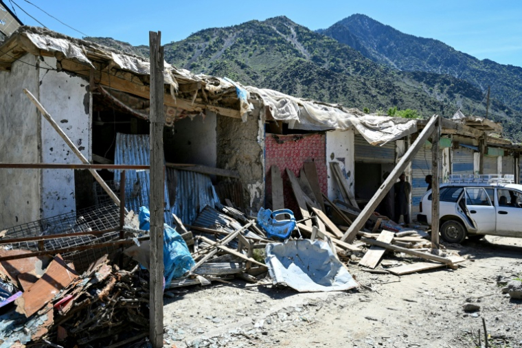 Des échoppes endommagées par un obus de mortier pakistanais lors d'un affrontement entre les forces de sécurité talibanes et les forces pakistanaises sur un marché dans le village de Barikot, dans la province de Kunar, le 13 avril 2026 en Afghanistan ( AFP / Wakil KOHSAR )