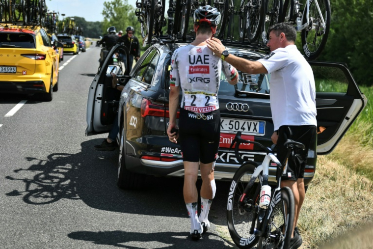 Le lieutenant de Tadej Pogacar, Joao Almeida, blessé, quitte le Tour de France, lors de la 9e étape entre Chinon et Châteauroux, le 13 juillet 2025 ( AFP / Marco BERTORELLO )