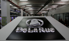 DE LA RUE AVERTIT SUR SES RÉSULTATS, CHANGE DE DG, LE TITRE CHUTE