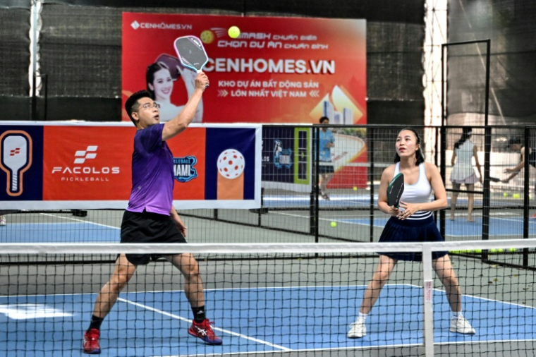 Des joueurs de pickleball sur un terrain de jeu à Hanoï, le 23 décembre 2025 ( AFP / Nhac NGUYEN )
