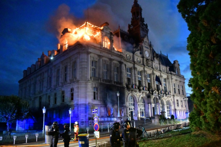 L'hôtel de ville de Limoges ravagé par les flammes, le 17 octobre 2026 ( AFP / Pascal LACHENAUD )
