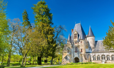 Direction les Deux-Sèvres et le château de Tennessus pour une plongée dans le Moyen Âge crédit photo : Shutterstock