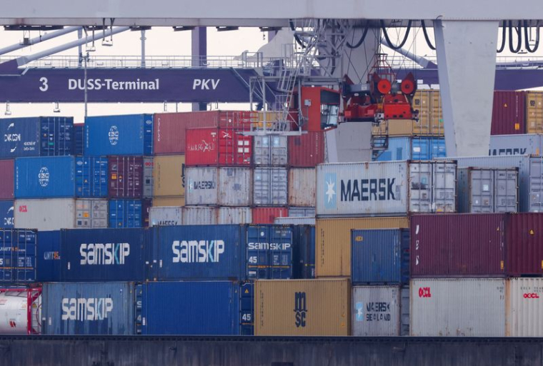 Une grue soulève des conteneurs dans le port de Duisbourg