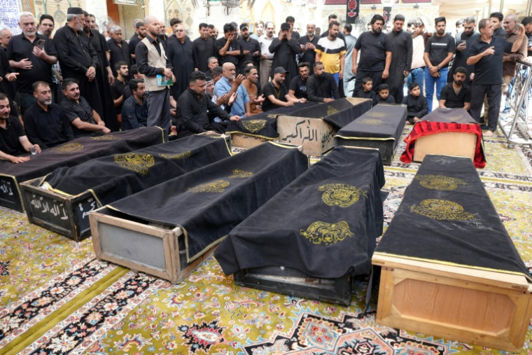 Les victimes d'un incendie dans un centre commercial à Kut, au sanctuaire de l'Imam Ali dans la ville sainte de Najaf, au centre de l'Irak, le 17 juillet 2025 ( AFP / Qassem al-KAABI )