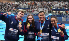 Le relais mixte 4x100 4 nages français, de g à d Maxime Grousset, Marie Wattel, Carl Aitkaci et Mary-Ambre Moluh, sacré champion d'Europe, le 11 août 2026 à Saint-Denis ( AFP / Dimitar DILKOFF )