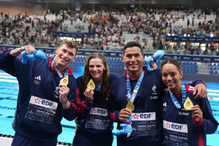 Le relais mixte 4x100 4 nages français, de g à d Maxime Grousset, Marie Wattel, Carl Aitkaci et Mary-Ambre Moluh, sacré champion d'Europe, le 11 août 2026 à Saint-Denis ( AFP / Dimitar DILKOFF )