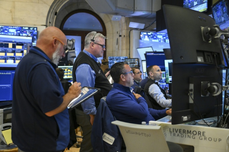 Des opérateurs à la Bourse de New York, le 27 juillet 2026 ( AFP / ANGELA WEISS )
