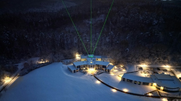 Photo diffusée par l'Institut Leibniz de physique atmosphérique, le 19 février 2026, montrant trois lasers verts mesurant les vents et les températures dans la stratosphère et la mésosphère à l'institut de Kuhlungsborn, le 30 novembre 2023 en Allemagne ( Institut Leibniz de physique atmosphérique / Gerd Baumgarten )