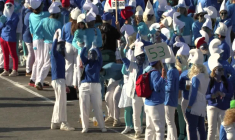 Landerneau décroche le record du monde de rassemblement de Schtroumpfs
