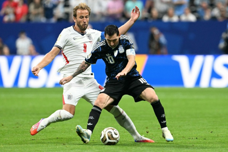 L'attaquant anglais Harry Kane (à gauche) et l'Argentin Lionel Messi (à droite) lors de la demi-finale de Coupe du monde entre les deux équipes, le 15 juillet 2026 à Atlanta ( AFP / ROBERTO SCHMIDT )