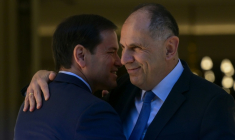 Le chef de la diplomatie américaine Marco Rubio, à gauche, salue son homologue grec Giorgos Gerapetritis, le 7 octobre 2026, à Athènes en Grèce ( AFP / Aris MESSINIS )