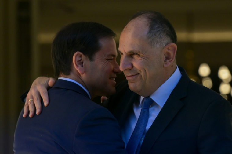 Le chef de la diplomatie américaine Marco Rubio, à gauche, salue son homologue grec Giorgos Gerapetritis, le 7 octobre 2026, à Athènes en Grèce ( AFP / Aris MESSINIS )
