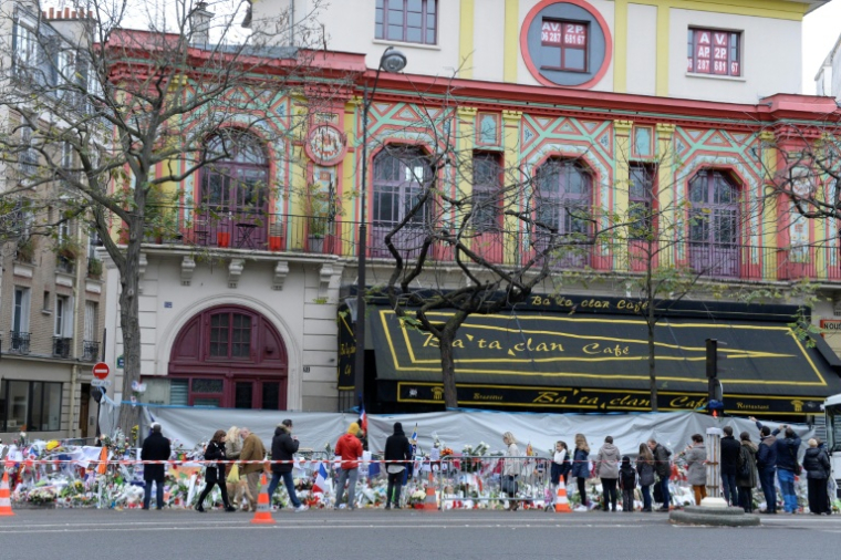 Des personnes déposent des fleurs devant un mémorial improvisé au Bataclan, le 29 novembre 2015 à Paris, plus de deux semaines après les attentats du 13 novembre 2015 ( AFP / Miguel MEDINA )