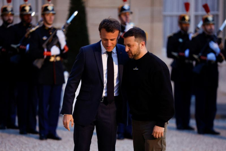 Le président français Emmanuel Macron et le président ukrainien Volodymyr Zelenskiy à Paris, en France