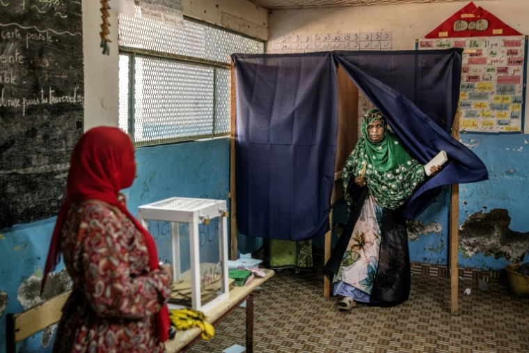 Une électrice sort de l'isoloir pour voter à l'élection présidentielle, le 10 avril 2026 à Djibouti ( AFP / Luis TATO )