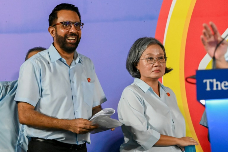 Le secrétaire général du Parti des travailleurs Pritam Singh et la présidente du parti Sylvia Lim, le 1er mai 2025 à Singapour ( AFP / Roslan RAHMAN )