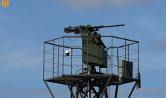 Capture d'écran à partir d'une vidéo non datée diffusée par l'armée de l'air ukrainienne le 1er octobre 2026 montrant le canon robotisé doté d'une IA conçu pour intercepter les nouveaux drones russes à réaction ( Ukrainian Air Force / Handout )