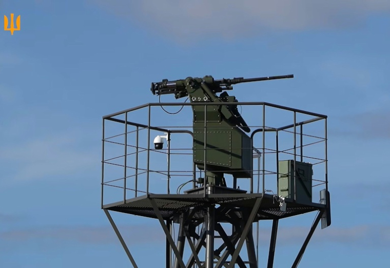 Capture d'écran à partir d'une vidéo non datée diffusée par l'armée de l'air ukrainienne le 1er octobre 2026 montrant le canon robotisé doté d'une IA conçu pour intercepter les nouveaux drones russes à réaction ( Ukrainian Air Force / Handout )