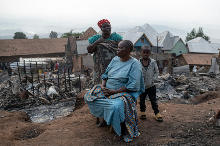 Des habitants observent les lieux près de la zone ravagée par un incendie meurtrier à Bukavu, le 11 septembre 2026 en RDC ( AFP / Jospin Mwisha )