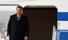 Le président chinois Xi Jinping arrive à l'aéroport international de Gimhae à Busan