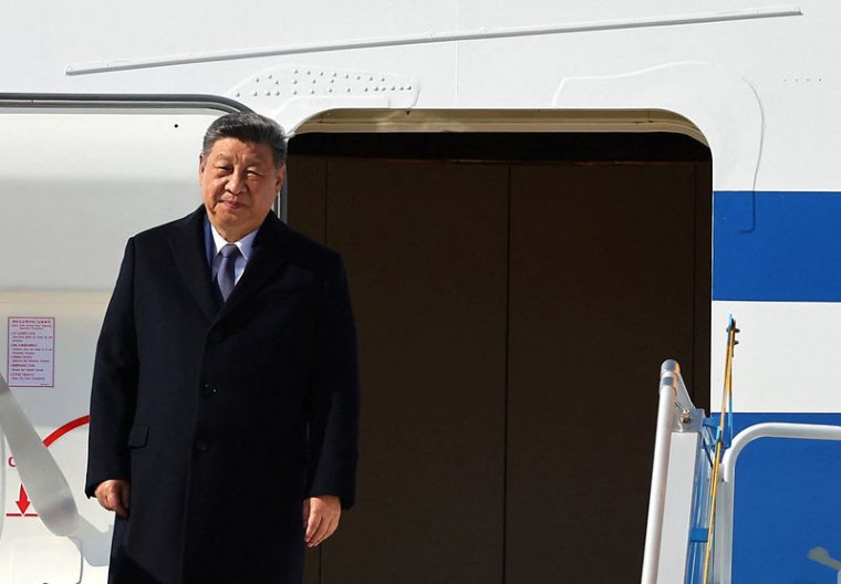 Le président chinois Xi Jinping arrive à l'aéroport international de Gimhae à Busan