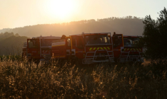 Des véhicules de sapeurs-pompiers pendant une intervention en vue d'éteindre un incendie à Correns, dans le Var, le 1er août 2026 ( AFP / CLEMENT MAHOUDEAU )