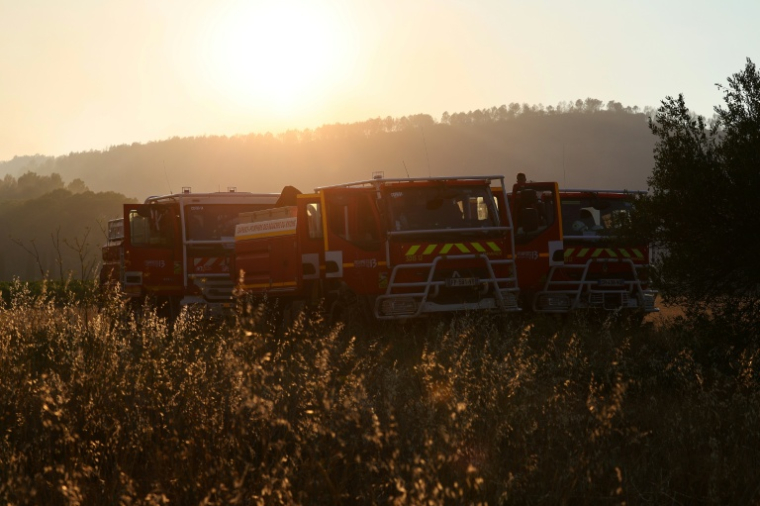Des véhicules de sapeurs-pompiers pendant une intervention en vue d'éteindre un incendie à Correns, dans le Var, le 1er août 2026 ( AFP / CLEMENT MAHOUDEAU )