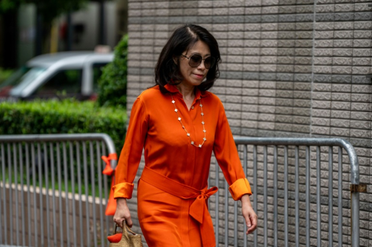 Teresa Lai, la femme de Jimmy Lai, arrive au tribunal de West Kowloon où se déroule le procès de son mari, le 28 août 2025 à Hong Kong ( AFP / Vernon Yuen )