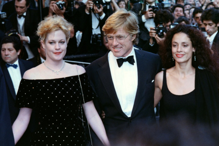 (g-d) L'actrice américaine Melanie Griffith, l'acteur et réalisateur américain Robert Redford et l'actrice brésilienne Sônia Braga sur le tapis rouge pour le film "Milagro" lors de la 41e édition du Festival de Cannes, le 15 mai 1988 ( AFP / AFP PHOTO )