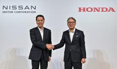 Makoto Uchida, président de Nissan (g,) et Toshihiro Mibe (d), président de Honda, lors d'une conférence de presse à Tokyo le 1er août 2024.  ( AFP / RICHARD A. BROOKS )