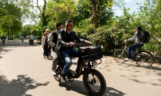 Des personnes sur un fatbike dans le Vondelpark, à Amsterdam. ( AFP / Lina Selg )