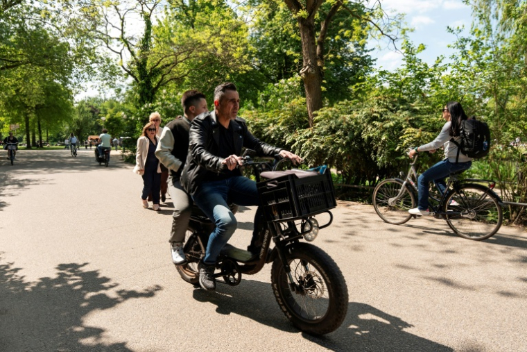 Des personnes sur un fatbike dans le Vondelpark, à Amsterdam. ( AFP / Lina Selg )