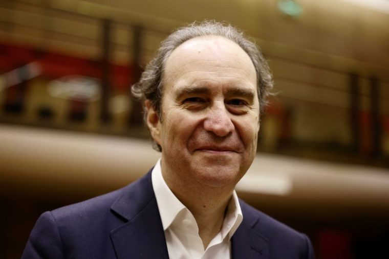 Xavier Niel arrive pour une audience au Sénat français à Paris, France