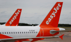 EASYJET PERD 1,3 MILLIARD DE LIVRES, MAIS HAUSSE DE 50% DES RÉSERVATIONS GRÂCE AUX ANNONCES SUR LES VACCINS