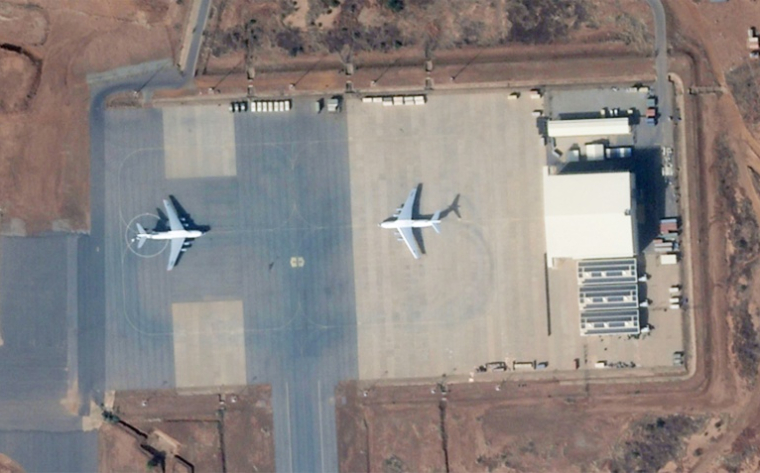 Cette image satellite, prise par Planet Labs PBC le 12 janvier 2026, montre la zone militaire de l’aéroport de Niamey, au Niger, où deux avions Ilyushin Il-76 sont visibles ( 2026 Planet Labs PBC / - )