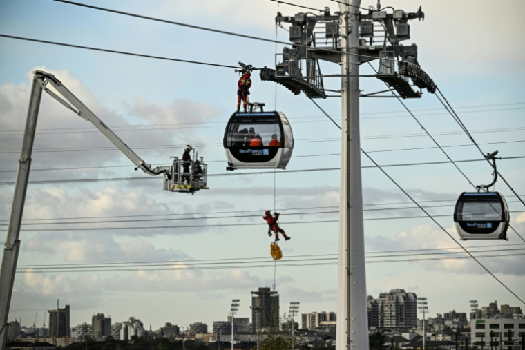 Des pompiers s'entraînent à évacuer des passagers du C1, le premier téléphérique d’Île-de-France, le 20 novembre 2025 à Limeil-Brévannes, dans le Val-de-Marne, avant son ouverture en décembre  ( AFP / JULIEN DE ROSA )