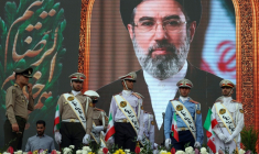Des soldats de l'armée iranienne devant un portrait du guide suprême iranien, l'ayatollah Mojataba Khamenei, lors d'un rassemblement de solidarité et de soutien au nouveau guide suprême iranien, l'ayatollah Mojataba Khamenei, le 29 avril 2026 à Téhéran ( AFP / - )