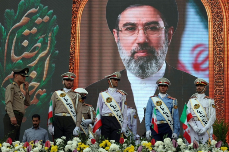 Des soldats de l'armée iranienne devant un portrait du guide suprême iranien, l'ayatollah Mojataba Khamenei, lors d'un rassemblement de solidarité et de soutien au nouveau guide suprême iranien, l'ayatollah Mojataba Khamenei, le 29 avril 2026 à Téhéran ( AFP / - )