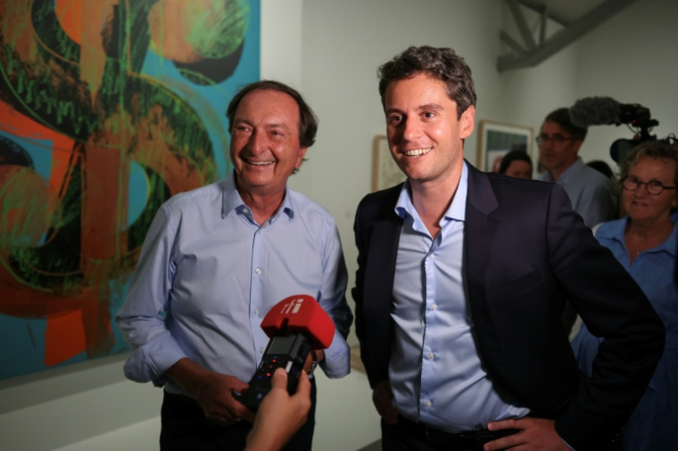 Le secrétaire général de Renaissance Gabriel Attal au côté de Michel-Edouard Leclerc (G), lors d'une visite à Landerneau, dans le Finistère, le 23 juillet 2026 ( AFP / FRED TANNEAU )