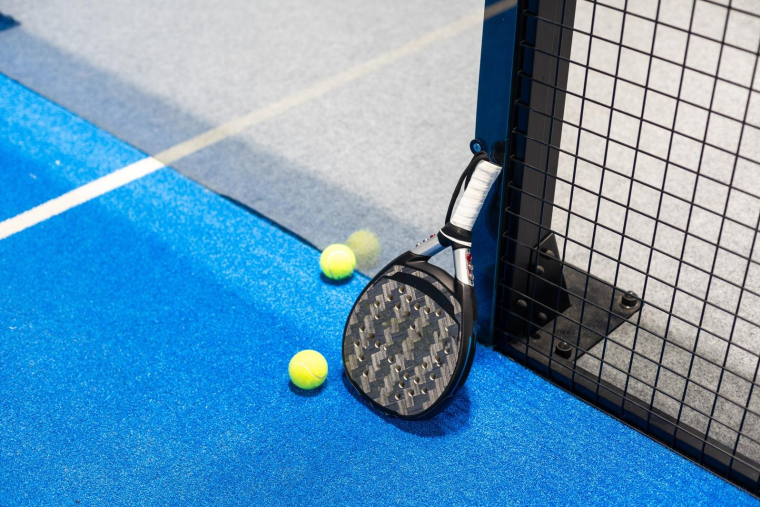 Avec ses raquettes pleines, le padel peut générer des nuisances sonores supérieures à celles du tennis. (Crédits: Adobe Stock)