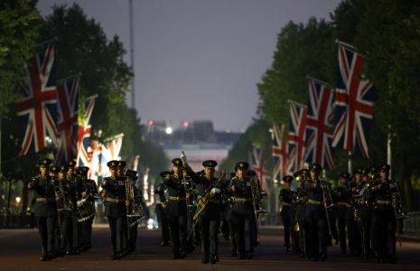 L'orchestre de la Royal Air Force participe à une répétition nocturne pour le défilé marquant les 80 ans de la fin de la Seconde Guerre mondiale en Europe sur le Mall, dans le centre de Londres, le 3 mai 2025 ( AFP / HENRY NICHOLLS )